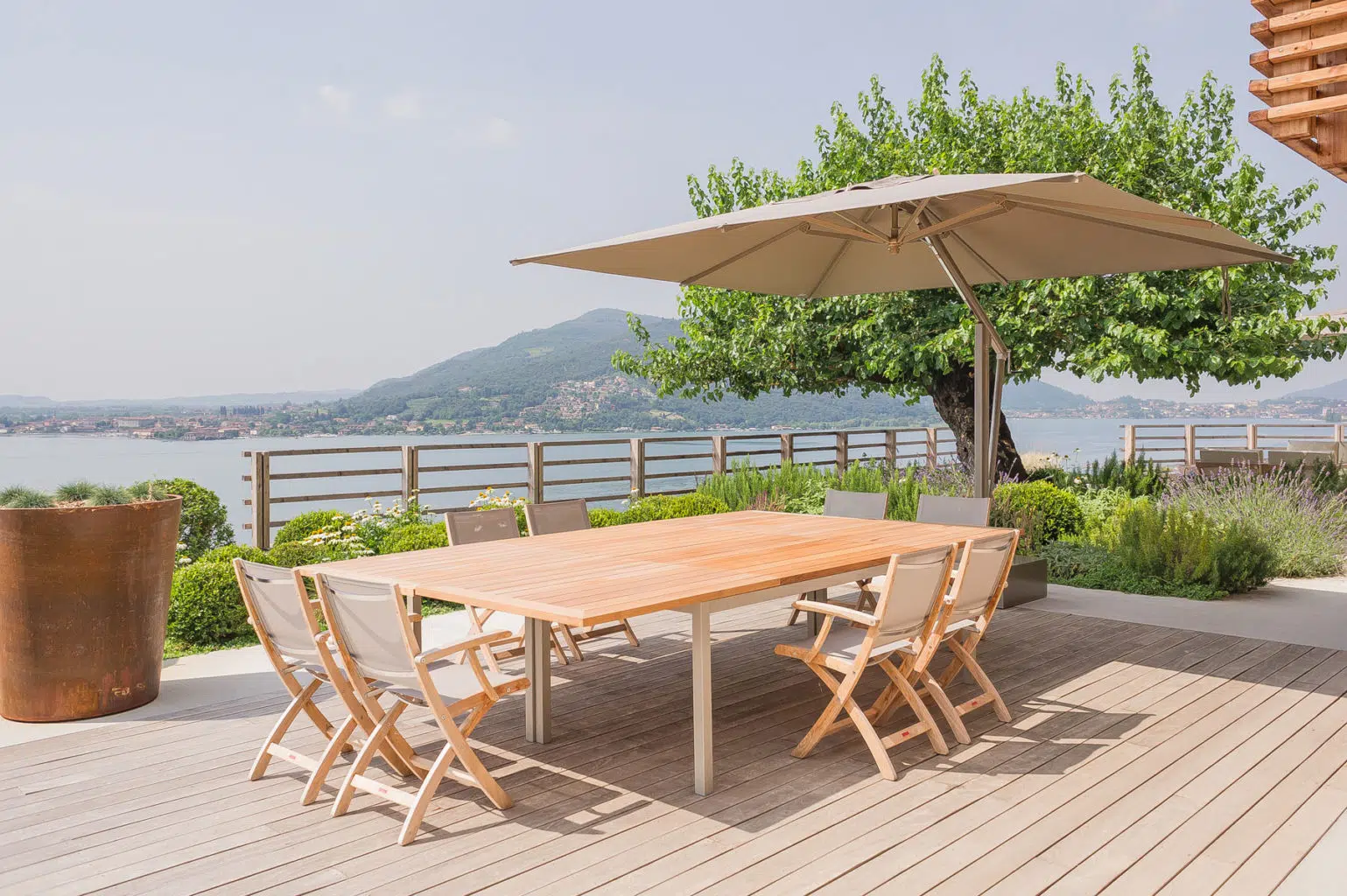 How to Choose a Cantilever Umbrella for Your Patio